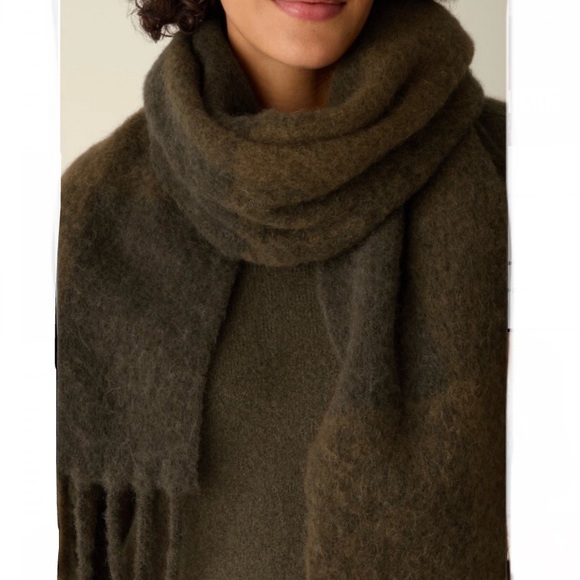 Eileen Fisher Boucle Cloud Scarf ~ NWT - Picture 3 of 4